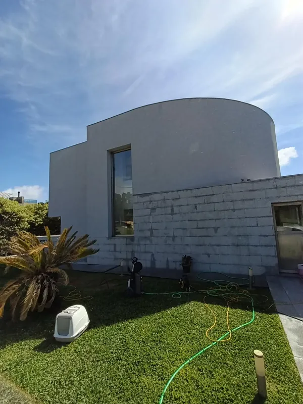 Lavagem de capoto da fachada de uma moradia moderna