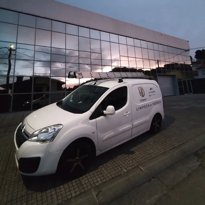 Carrinha da HV Limpezas com a identificação Limpeza de Vidros