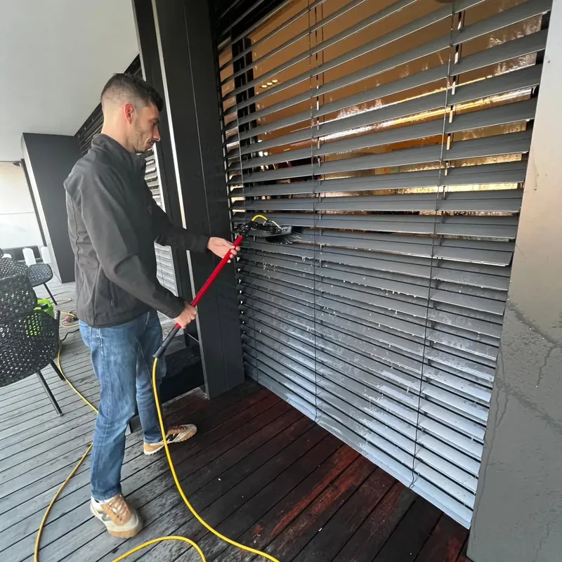Limpeza de estores exteriores lâmina a lâmina