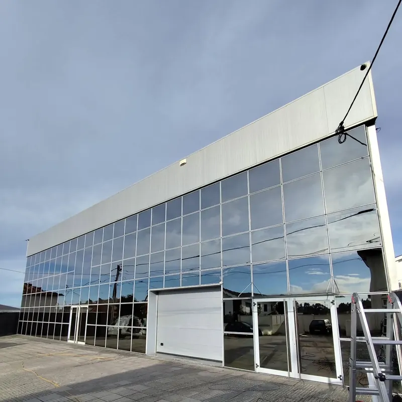 Fachada espelhada de um edifício comercial após limpeza