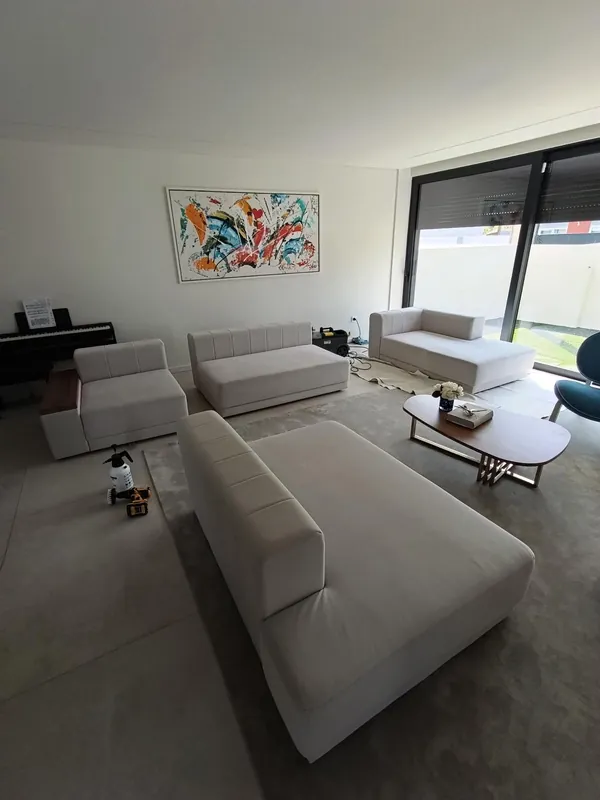 Higienização de sofás numa sala de estar moderna