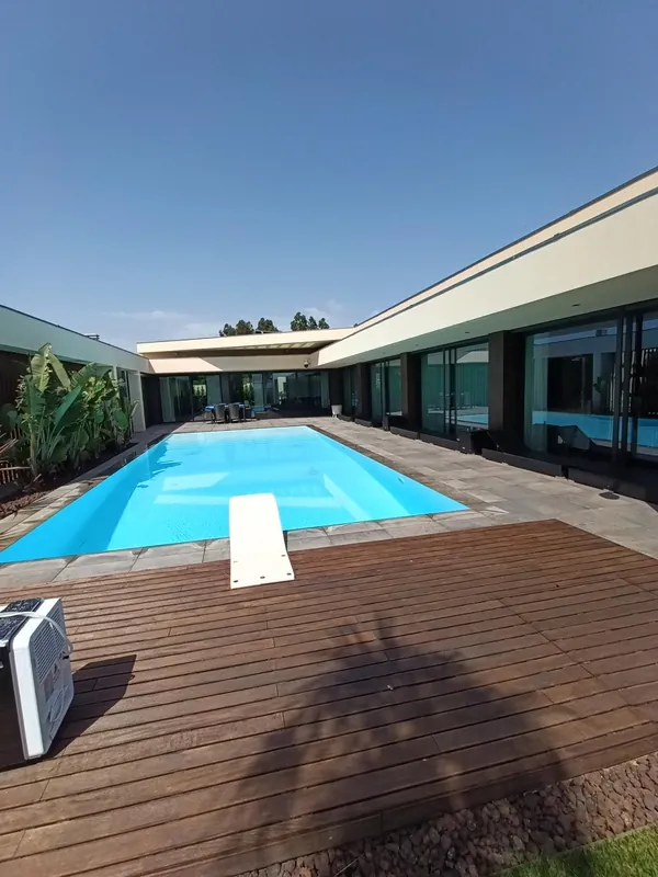 Moradia com piscina e grandes vãos de vidro