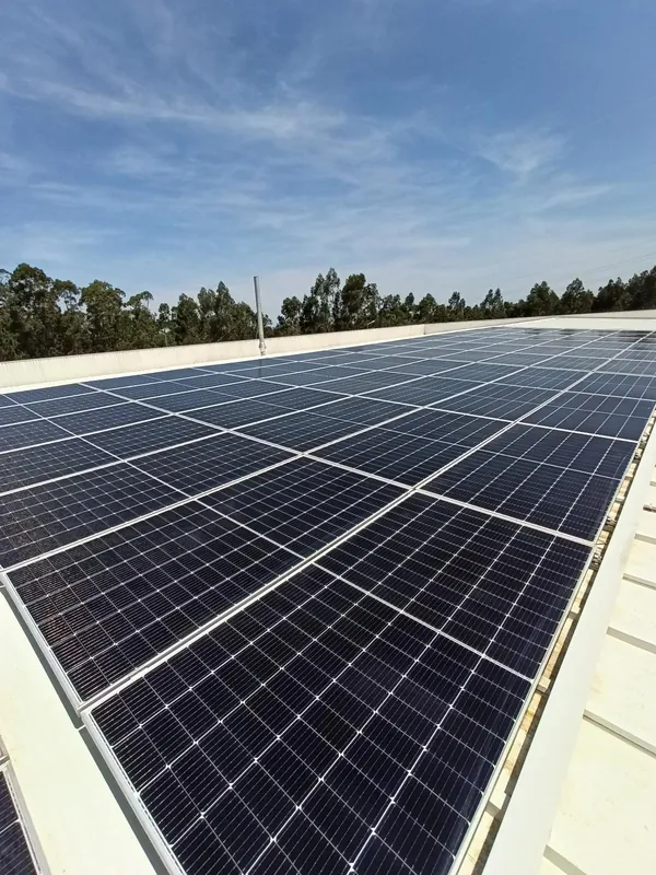 Painéis solares fotovoltaicos limpos no telhado de um edifício
