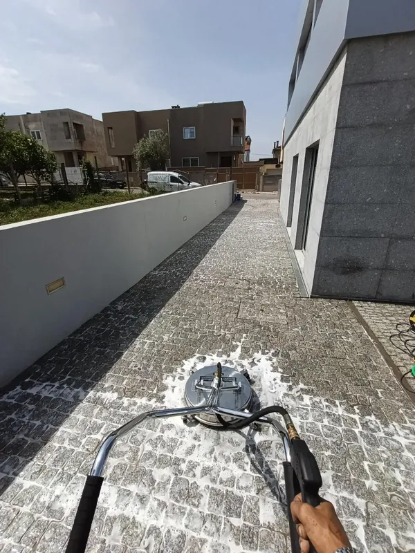 Lavagem de calçada com máquina de superfície e detergente